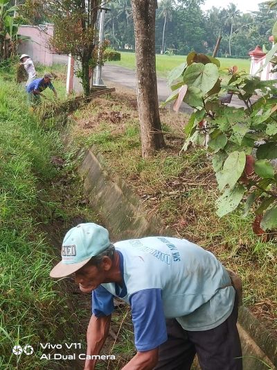 KEGIATAN PEMBERSIHAN SALURAN IRIGASI