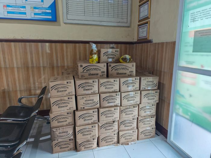 PENYALURAN BANTUAN PANGAN DARI BULOG UNTUK WARGA KELURAHAN PANJATAN 02