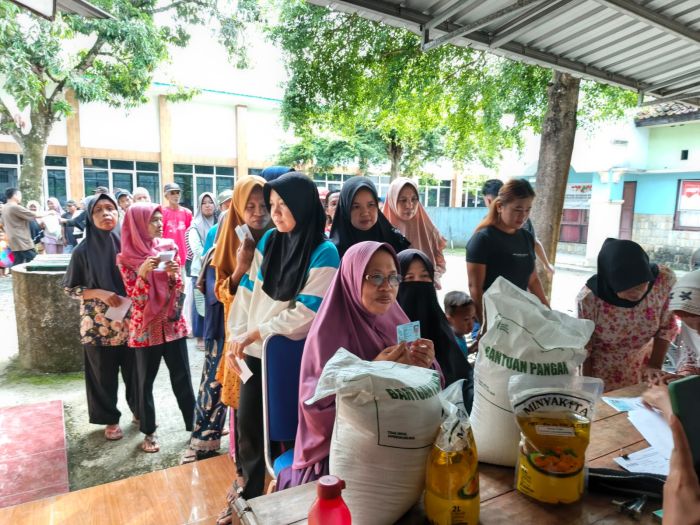 PENYALURAN BANTUAN PANGAN DARI BULOG UNTUK WARGA KELURAHAN PANJATAN